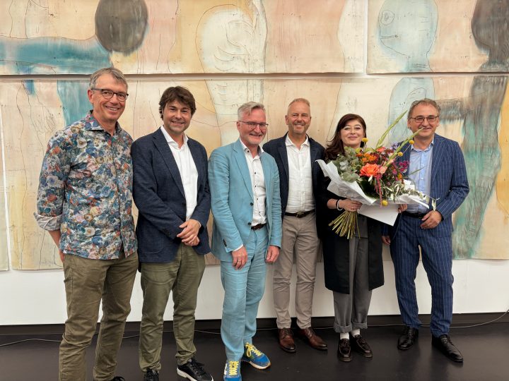 Künstlerin Gülbin Ünlü von Kulturreferent Enninger mit „Zeitsicht Art Award 2024“ ausgezeichnet