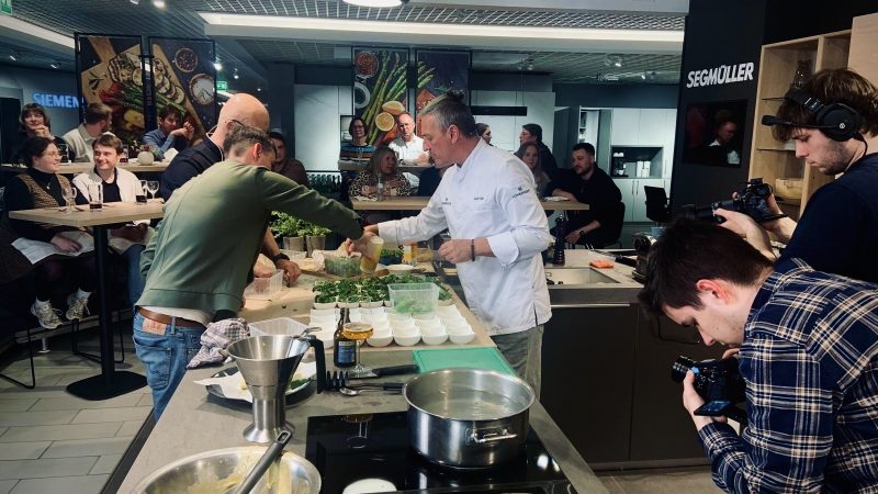 Carbonara mit Überraschungsanruf: Das SinGold im Segmüller Kochclub