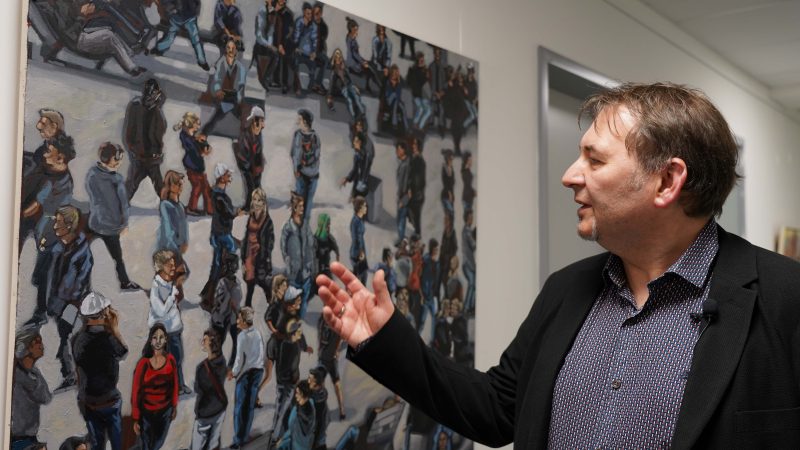 „KunstGänge“ in Augsburg: Bezirk Schwaben bringt Kunst in die Sozialverwaltung