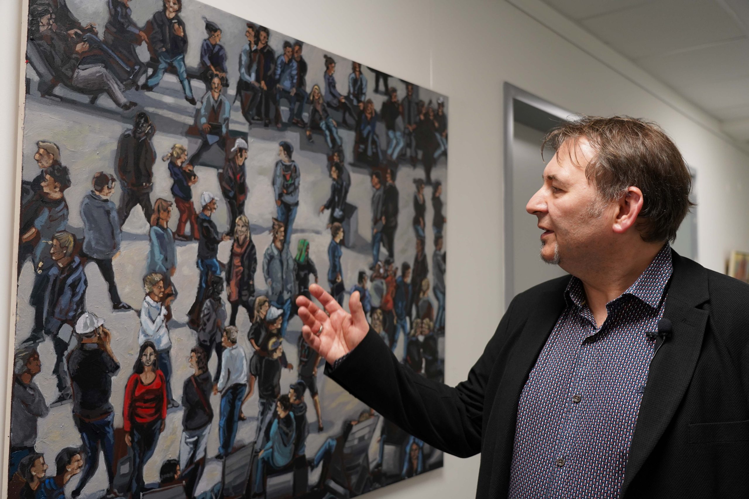 „KunstGänge“ in Augsburg: Bezirk Schwaben bringt Kunst in die Sozialverwaltung