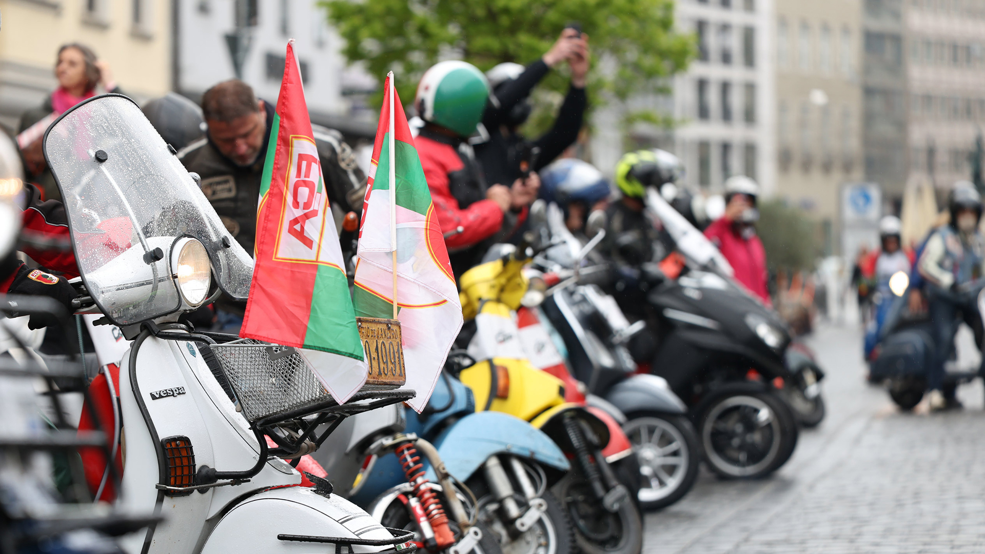 Augsburg rollt wieder: Classic Roller Corso zum Frankfurt-Spiel