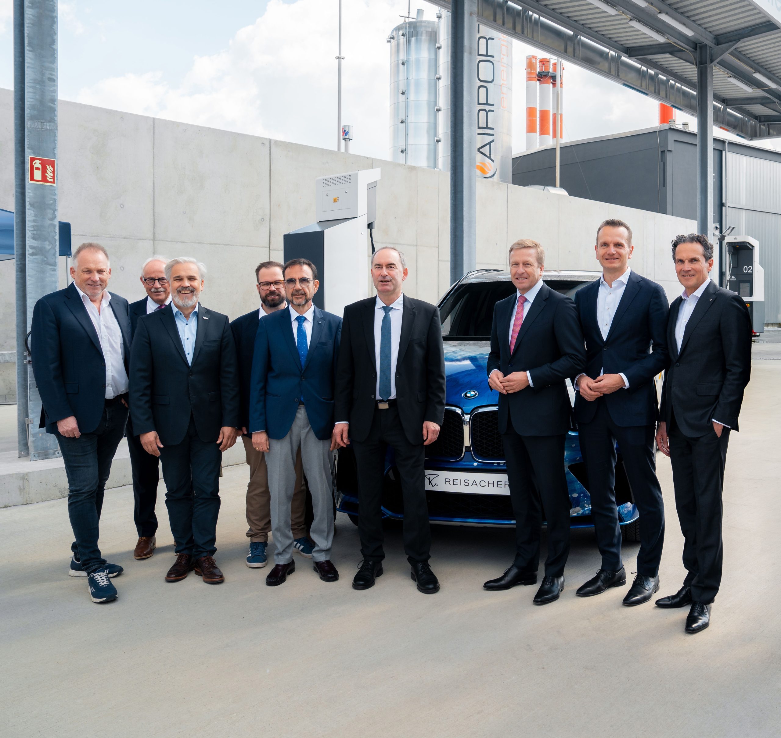 Regionale Unternehmen gestalten Zukunft: Wasserstofftankstelle am Flughafen Memmingen eröffnet