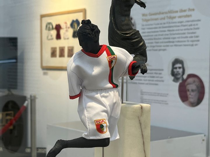 Eintritt frei zur WM:  Mit Fußball-Trikot zu „Römer am Elfmeterpunkt“