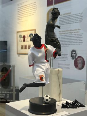 Eintritt frei zur WM:  Mit Fußball-Trikot zu „Römer am Elfmeterpunkt“