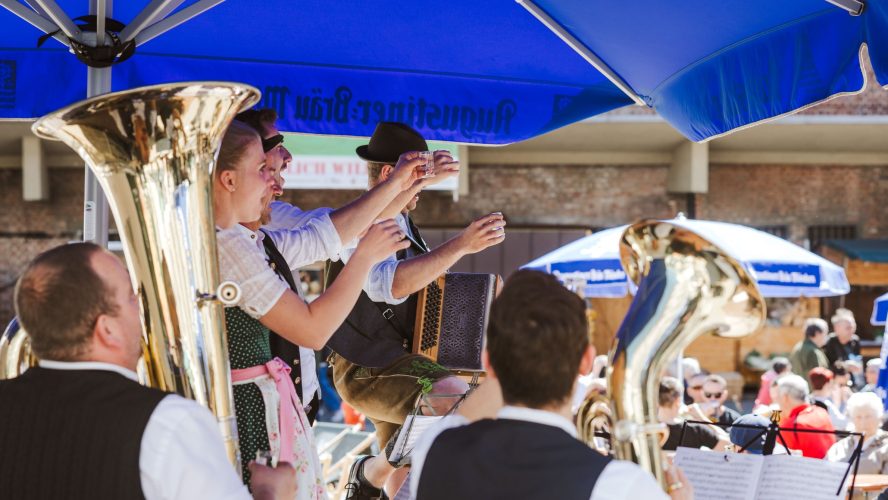 Spargel, Musik und Maibock: Der Augsburger Stadtmarkt feiert Maifest
