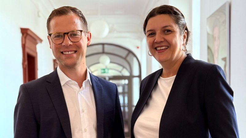 Das Team hinter der Stadtspitze steht